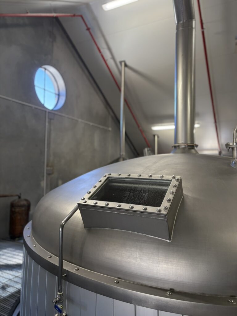 ニュージーランド産メリノウールで断熱された巨大な糖化槽。羊の国ならではの知恵を活かし、麦芽の甘みを引き出すための温度を優しく保つアナログな設備