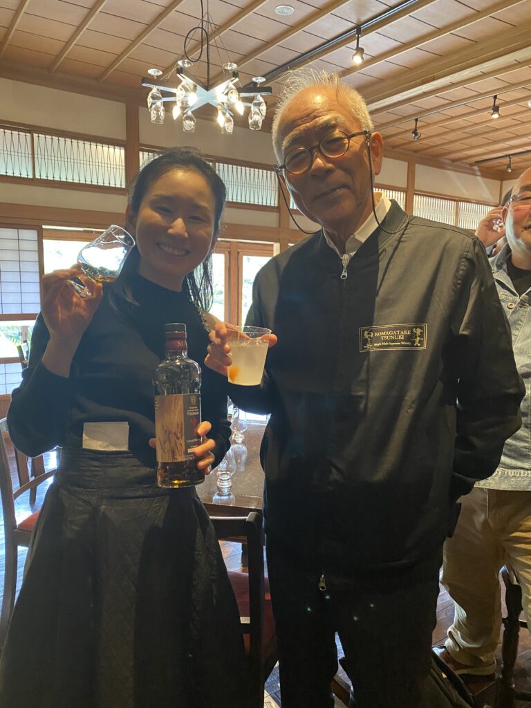 憧れの本坊社長と。蒸溜所の穏やかな空気の中、温かく迎え入れてくださった社長の笑顔とともに