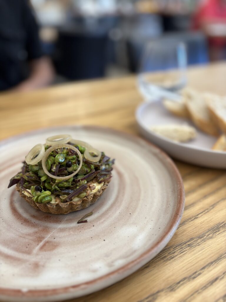 カードローナ蒸溜所にて、味噌入りの料理