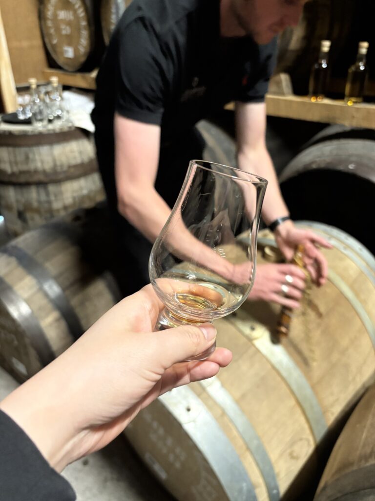 カードローナ蒸溜所の熟成庫にてテイスティング