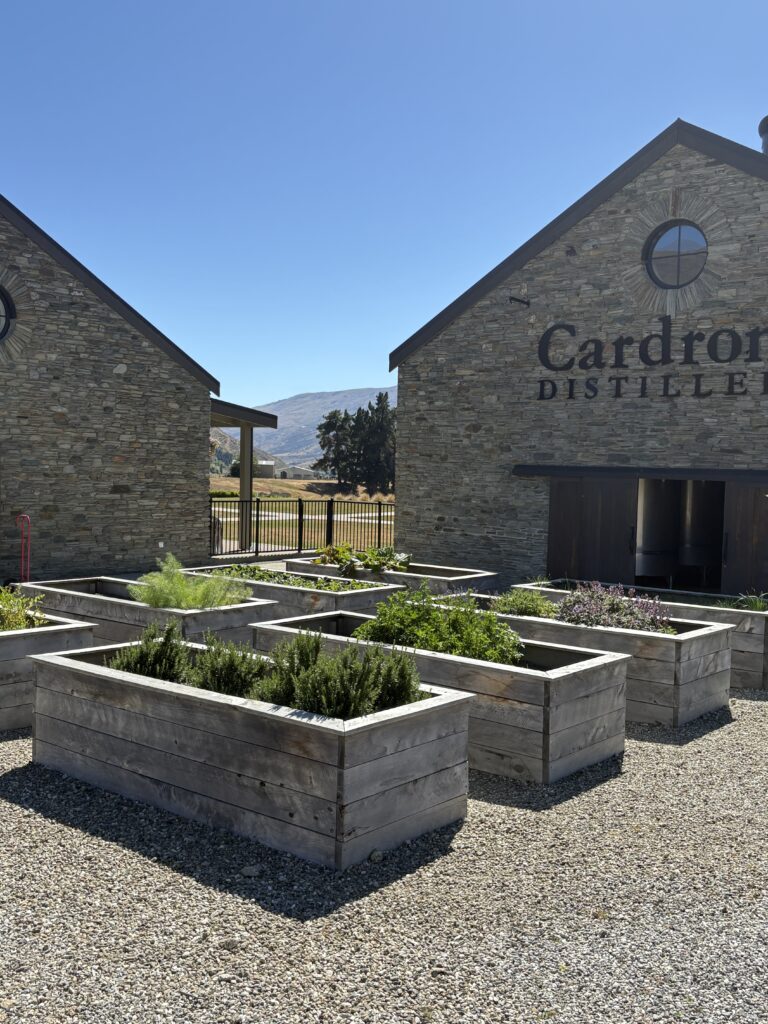 お花だらけのカードローナ蒸溜所