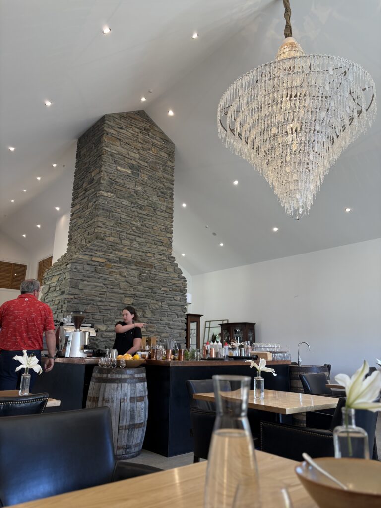 カードローナ蒸溜所のレストラン内