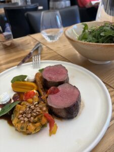 カードローナ蒸溜所のレストランにて。鹿肉のステーキ