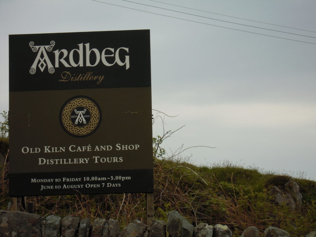 アイラ島のアードベッグ蒸留所。店主・谷本美香が初めての海外蒸留所巡りで訪れた、