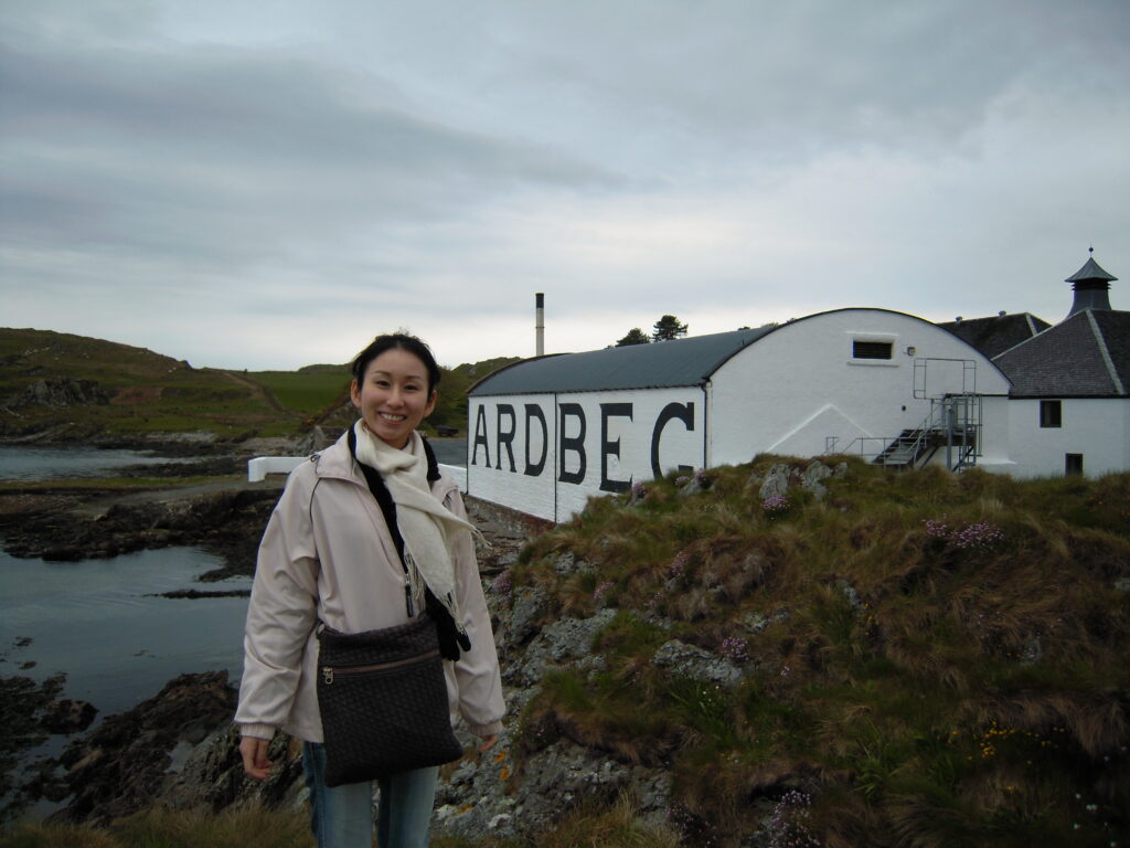 2009年・アードベッグ蒸溜所にて　バーリトルハピネス店主谷本美香が笑顔で写っている