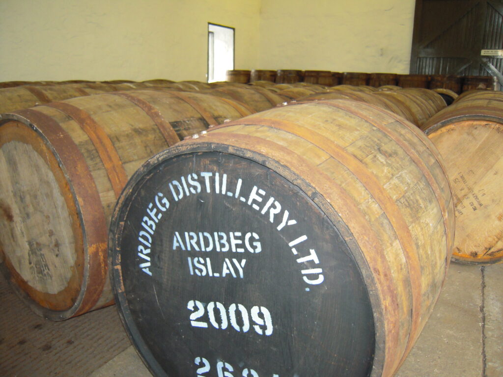 アイラ島のアードベッグ蒸留所。店主・谷本美香が初めての海外蒸留所巡りで訪れた、改装当時の活気ある風景。20年前の記憶と現在の情熱が交差する原点の場所