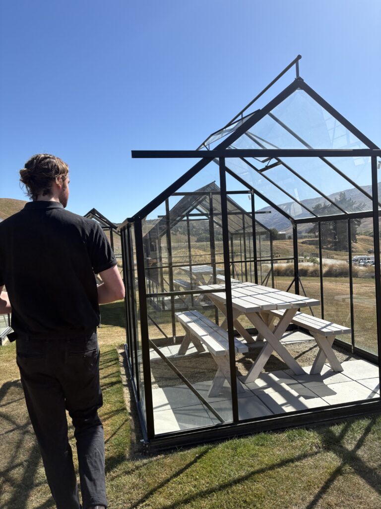 カードローナ蒸溜所の屋外席