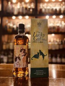 バーリトルハピネスのカウンターに並ぶ、ラッキーキャット　チョコ&ルナ