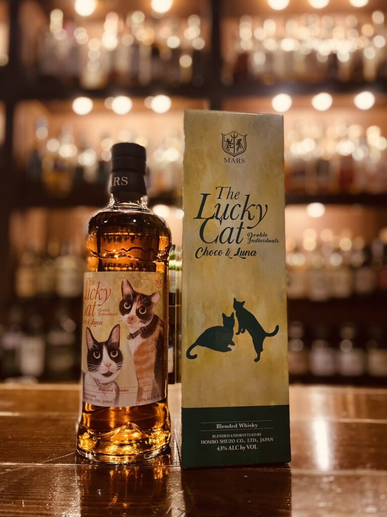 バーリトルハピネスのカウンターに並ぶ、ラッキーキャット チョコ&ルナ