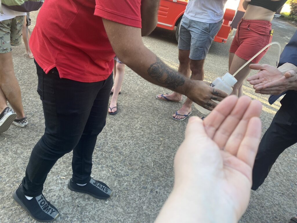 蒸留したばかりのラム酒を手にだしてもらった