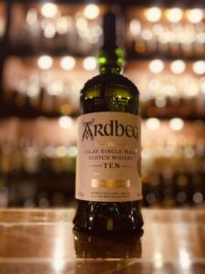 アードベッグTENカスクストレングスがバーリトルハピネスのカウンーに並んでいる
