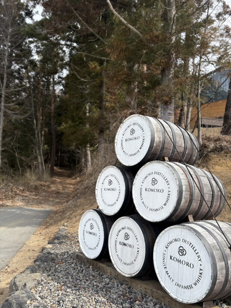 小諸蒸溜所の貯蔵庫近くの樽のオブジェ