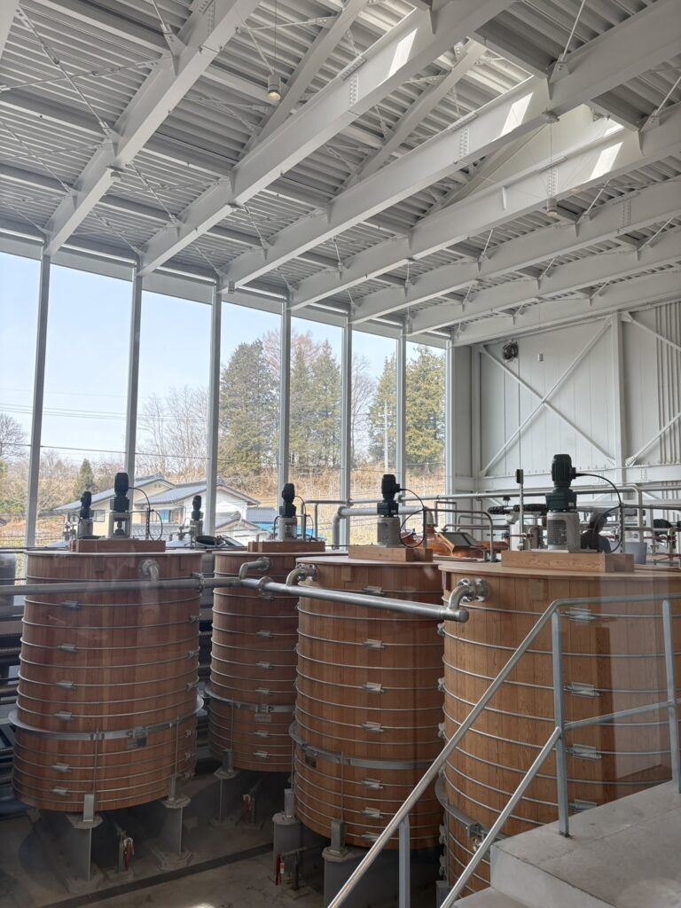 小諸蒸溜所の木桶発酵槽