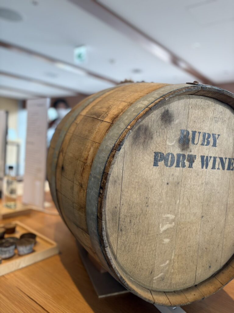 恩師ジム・スワン博士から継承したSTR樽（シェービング、トースティング、リチャーリング）を用い、大手メーカーにはない複雑なフレーバーを短期間で付与。