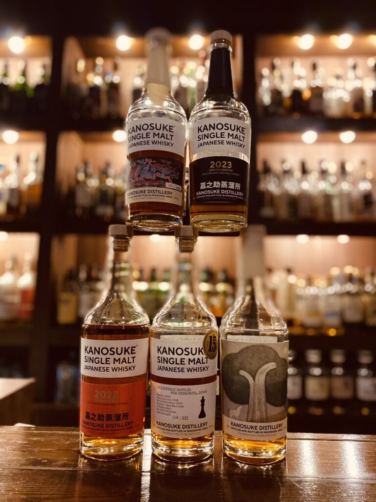 嘉之介ウイスキーのボトル。広島Bar Little Happinessのカウンターにて