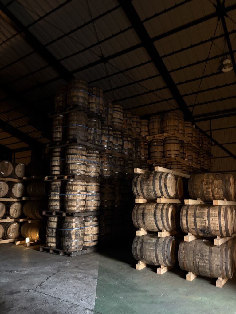 桜尾蒸溜所の貯蔵庫