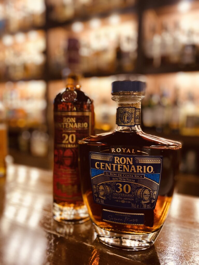 ロイヤルセンテナリオが、広島のバーリトルハピネスカウンターにおしゃれに並んでいる