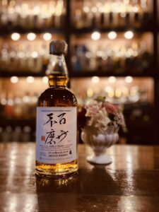 Kameda 新潟亀田 Mizunara Expression 百世不磨　がバーリトルハピネスのカウンターに並んでいる