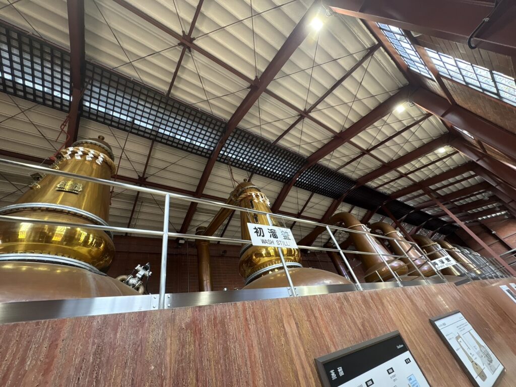 ニッカ宮城峡蒸溜所のポットスチルが光が入って綺麗な空間