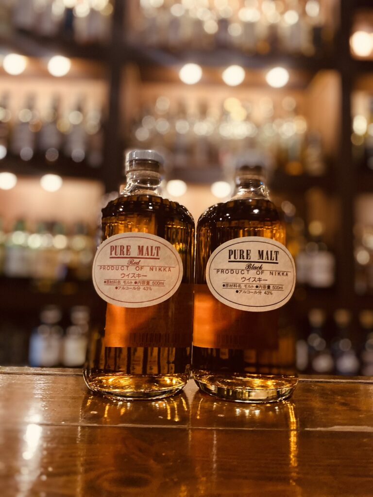ニッカ蒸溜所限定・ピュアモルトブラック・ピュアモルトレッドがBar Little Happinessのカウンターに並んでいる