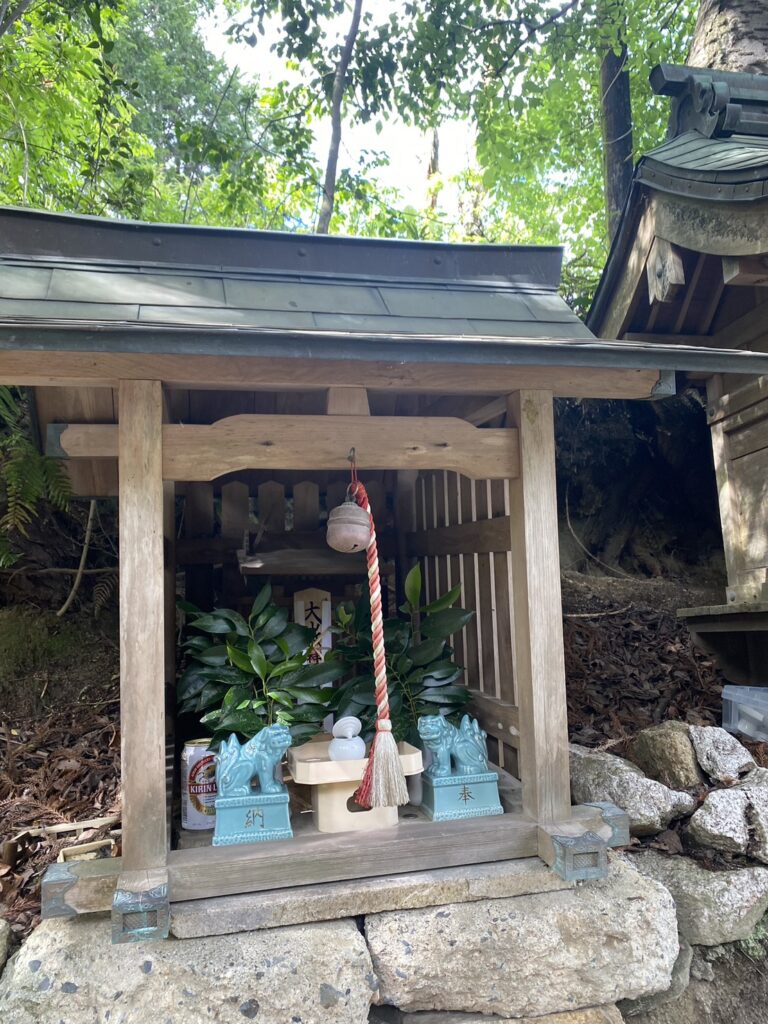 ナインリーブスの中にある神社