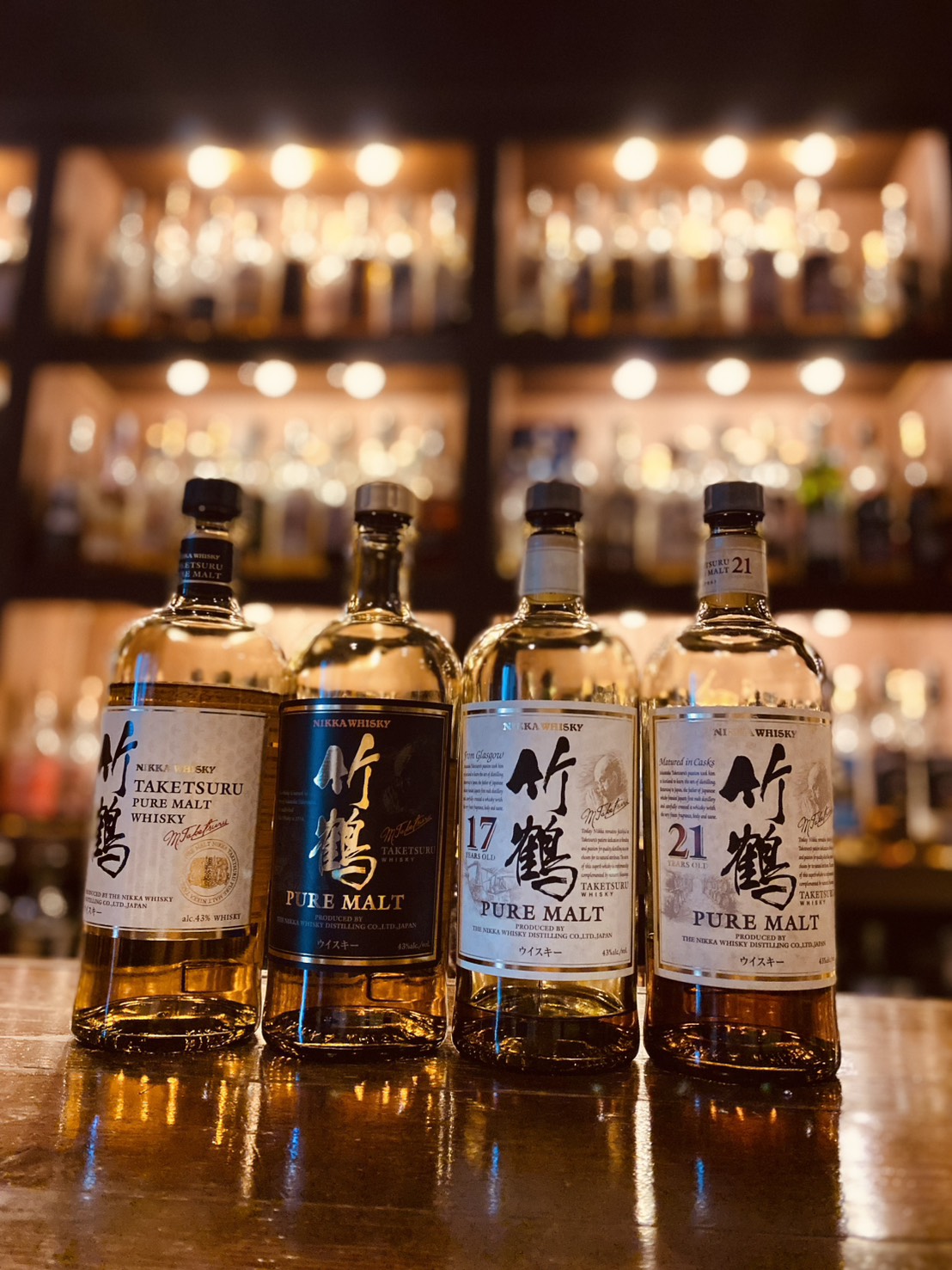 竹鶴ピュアモルトがBar Little Happinessのカウンターに並んでいる。