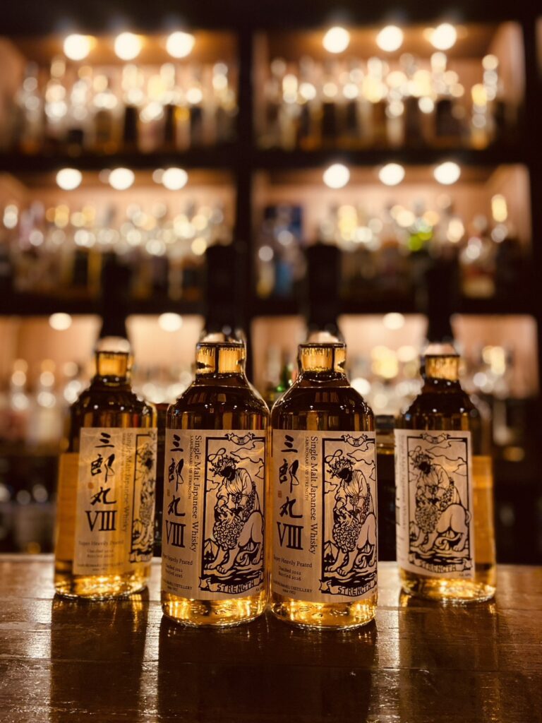 Bar Little Happinessのカウンターに並ぶ、三郎丸Ⅷ STRENGTH。スーパーヘビリーアイラピーテッド80PPM、ZEMONで蒸留された4年熟成のシングルモルト