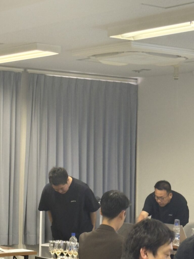 お辞儀する篠崎社長