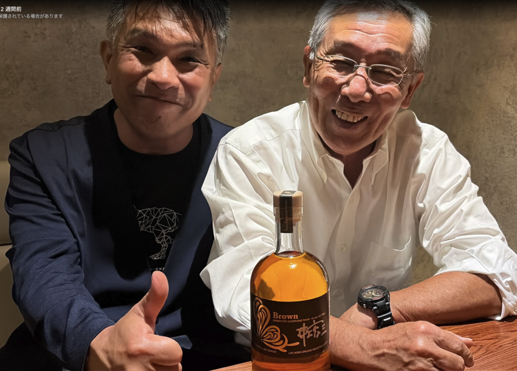 LAODI創業者・井上育三氏が、購入されたボトルにサインを入れる瞬間。Bar Little Happinessでの特別なテイスティング会にて