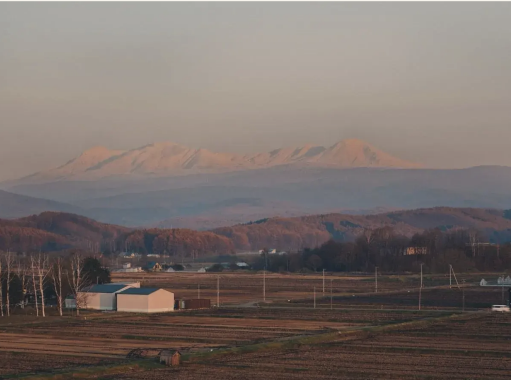 北海道上川郡東川町にある丹丘蒸溜所。大雪山旭岳の伏流水を使う、日本初の公設民営型クラフトウイスキー蒸溜所