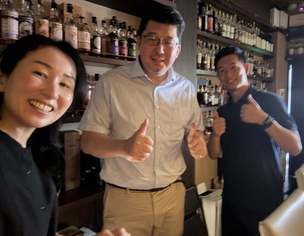 小諸蒸溜所イアンチャン氏と、澁谷さん。バーリトルハピネスの店内にて会合