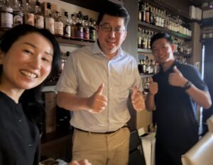 小諸蒸溜所イアンチャン氏と、澁谷さん。バーリトルハピネスの店内にて会合