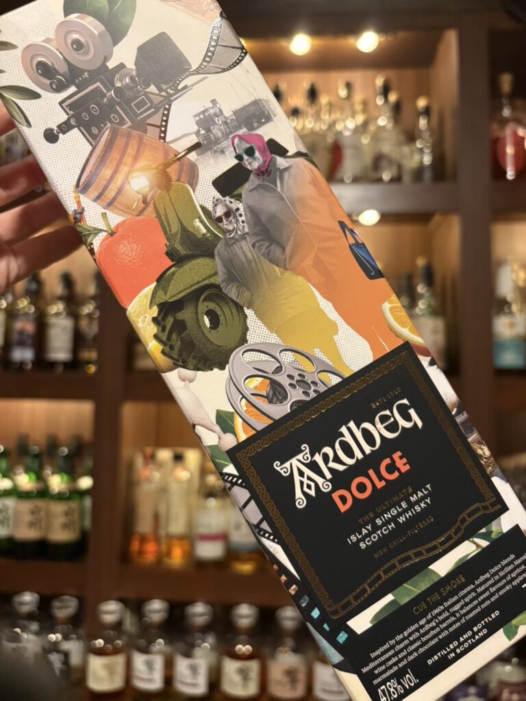 アードベッグ DOLCE のボトルとラベルデザイン。2026年のテーマ『La Dolce Islay』を象徴する1960年代イタリア映画黄金期のオマージュ