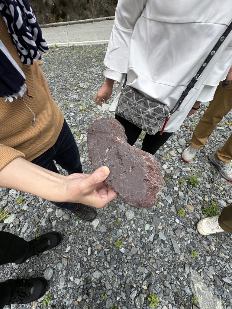 井川蒸溜所近くの赤い石。南アルプスの恵み