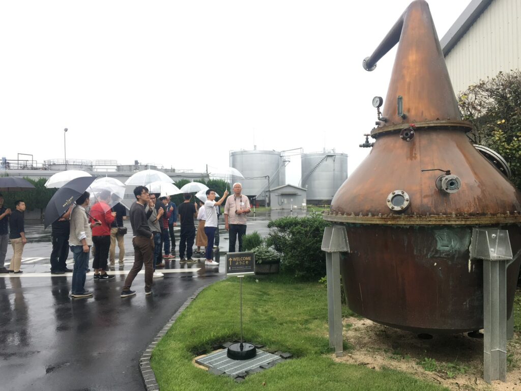 桜尾蒸溜所見学にお客様を連れて