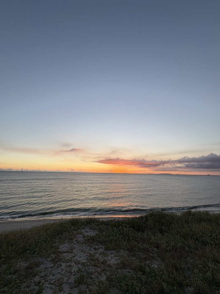 緋紅天空下夕陽時分的鹿兒島海岸