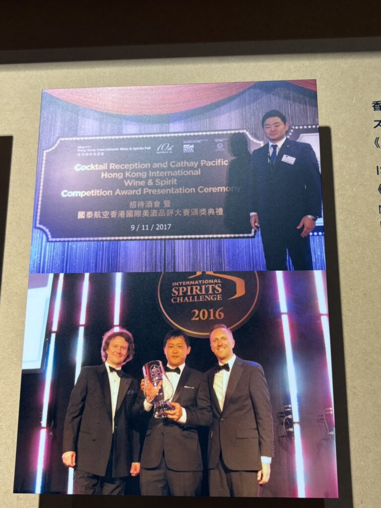 小正釀造得獎紀錄的展示板,附有International Spirits Challenge 2016等頒獎典禮照片