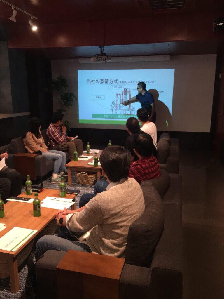 桜尾蒸溜所見学お客様を連れて