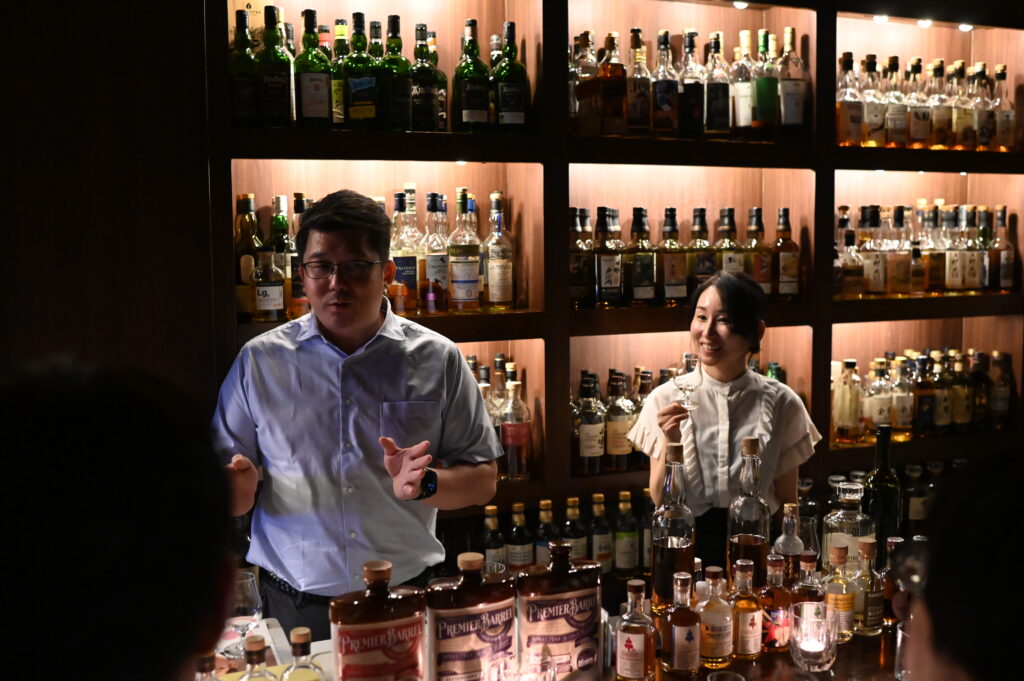Bar Little Happinessのカウンターで小諸蒸留所について語るイアン・チャンさんと、店主の谷本美香