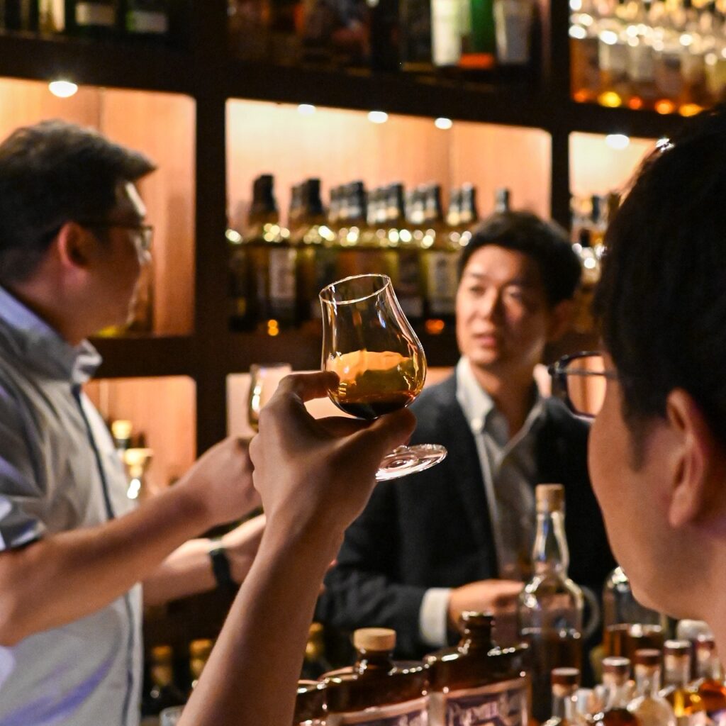 小諸蒸溜所のニューボーを傾けながら　イアンさんと渋谷さんが談笑している
