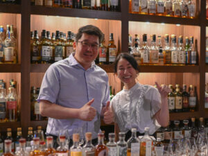 小諸蒸留所マスターブレンダーのイアン・チャンさんと、Bar Little Happiness店主の谷本美香