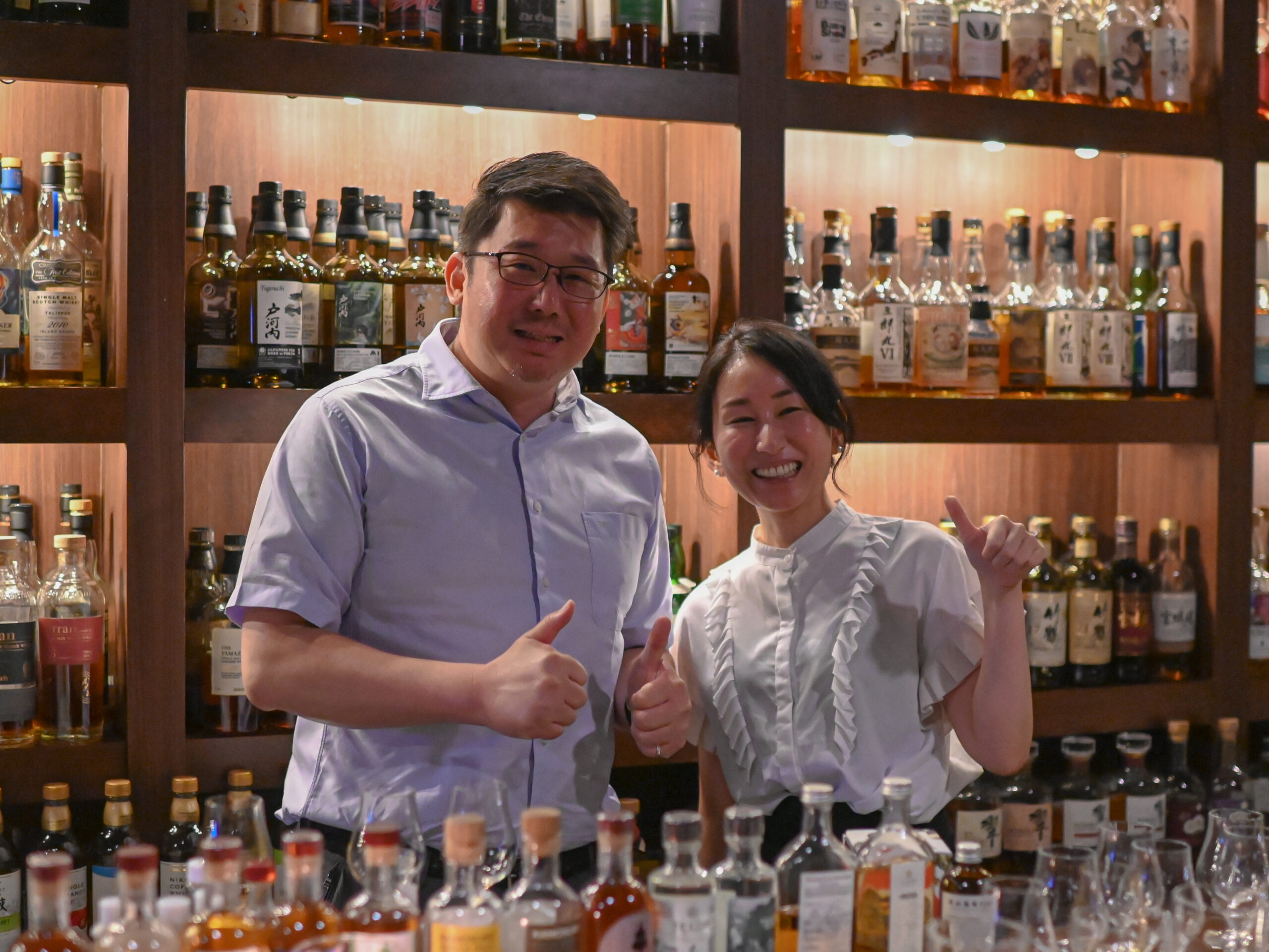 小諸蒸留所マスターブレンダーのイアン・チャンさんと、Bar Little Happiness店主の谷本美香