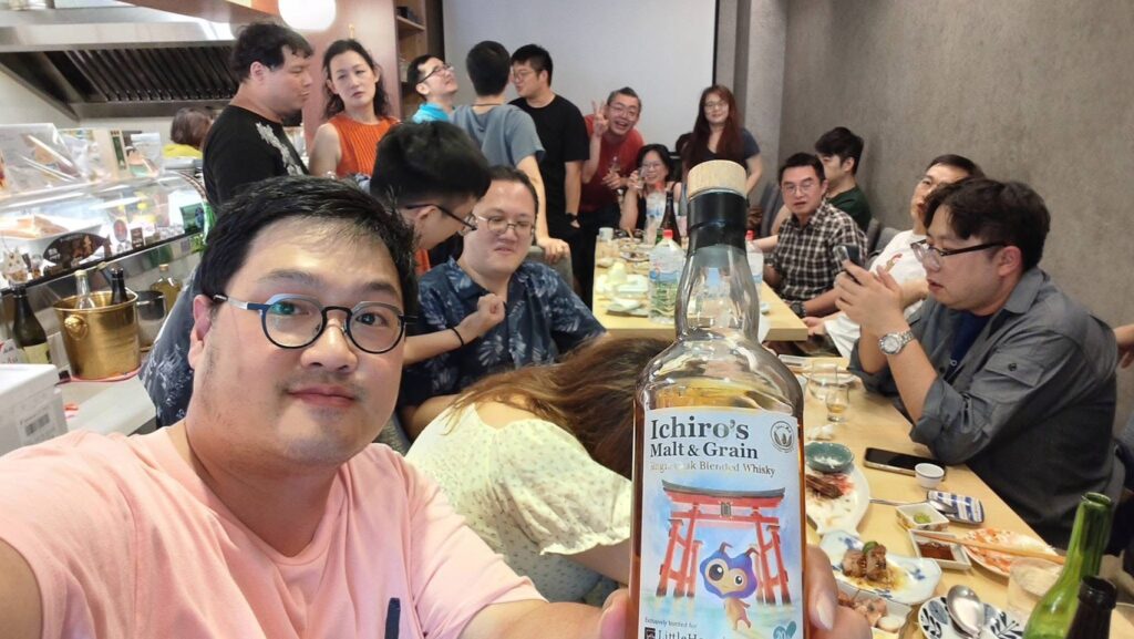 台湾のウイスキーフレンドが台湾でリトルハピネスのボトルを飲んでいる