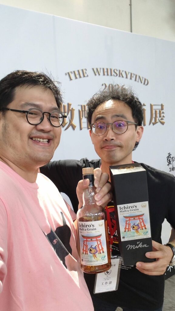 台湾のウイスキーフレンドがバーリトルハピネスのイチローズモルトを飲んでいる