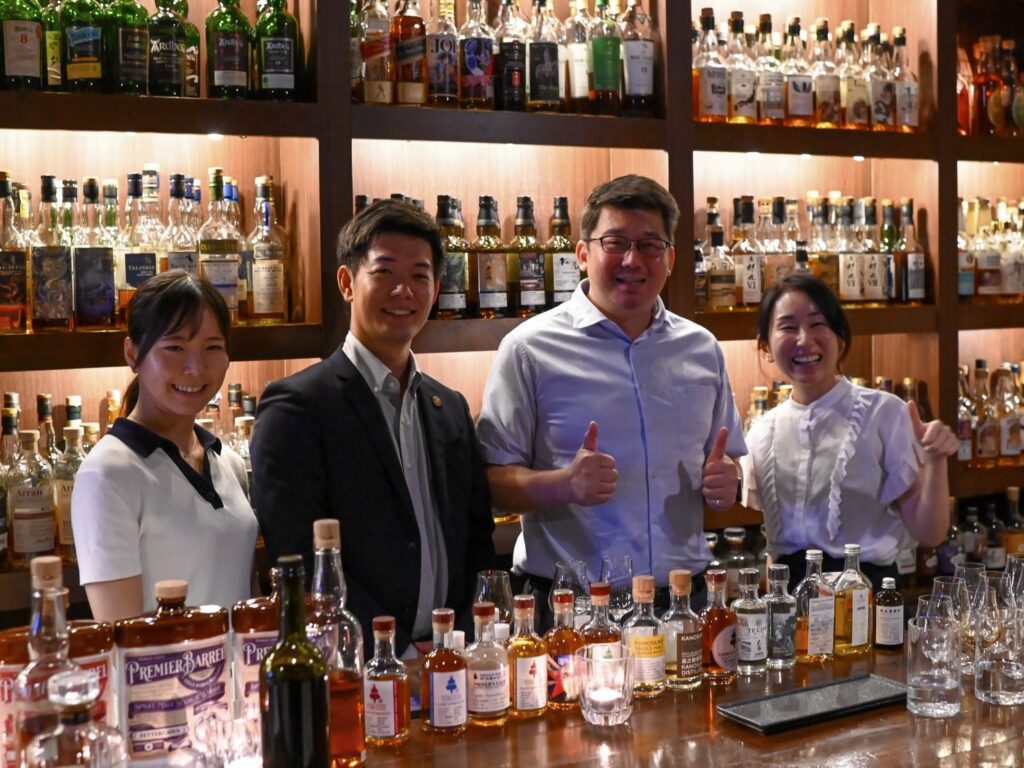 小諸蒸溜所・イアンチャンと、未来のブレンダー澁谷さん、森さん、バーリトルピネス谷本集合写真　Bar Little Happiness