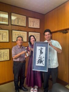 高藏蒸留所の加藤高藏社長と加藤喬大さん、Bar Little Happinessの谷本美香。インタビュー後に記念撮影