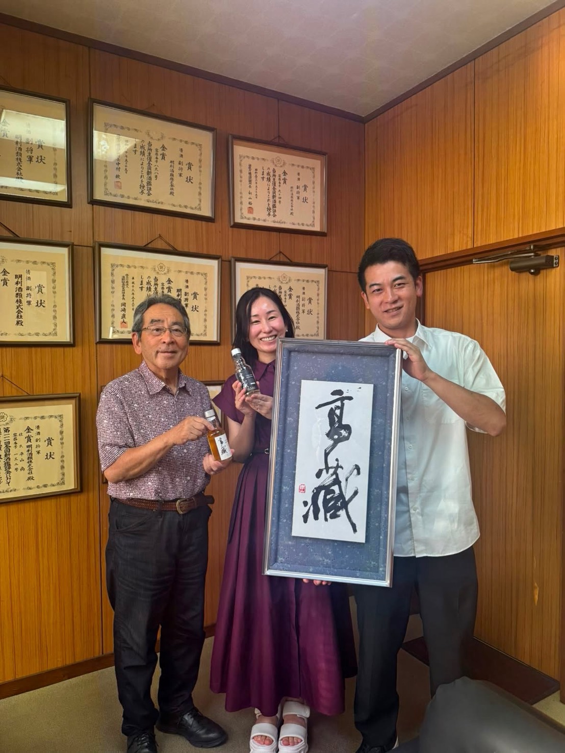 高藏蒸留所の加藤高藏社長と加藤喬大さん、Bar Little Happinessの谷本美香。インタビュー後に記念撮影