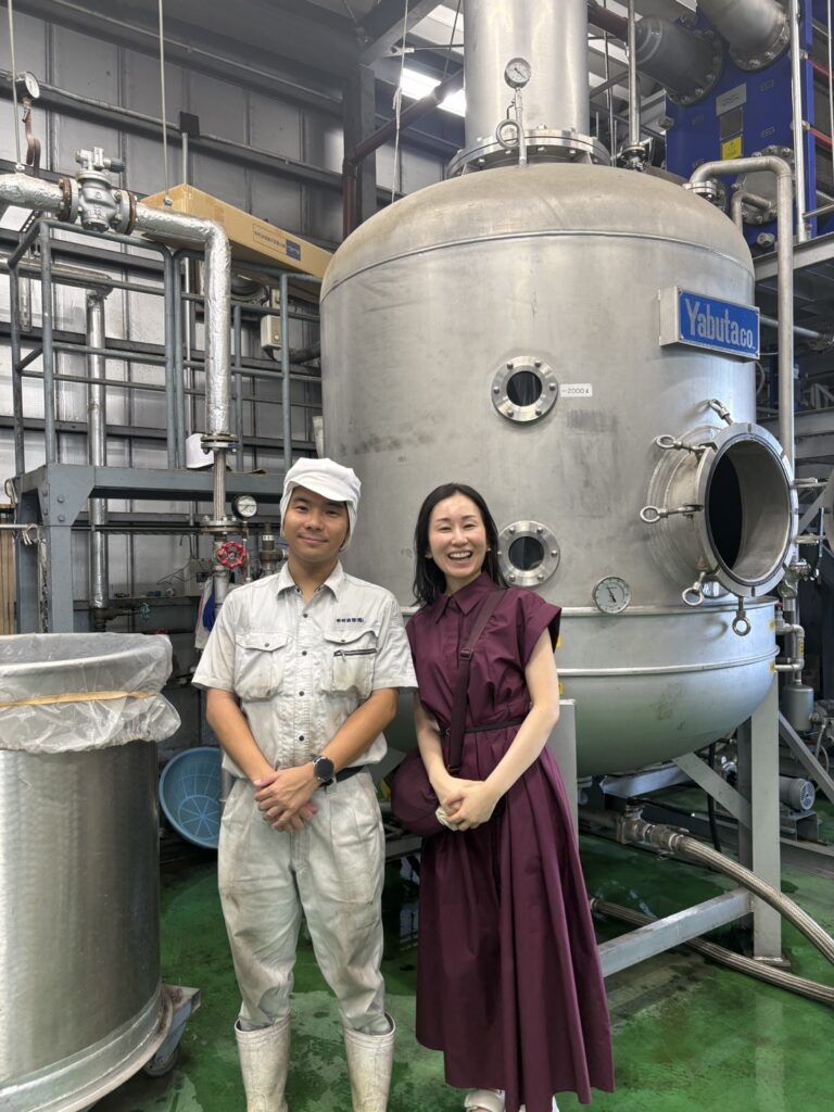 高藏蒸留所の製造現場を案内する遠藤さんと、Bar Little Happinessの谷本美香
高藏蒸留所のステンレス製の蒸留器。焼酎とジンの設備を利活用している