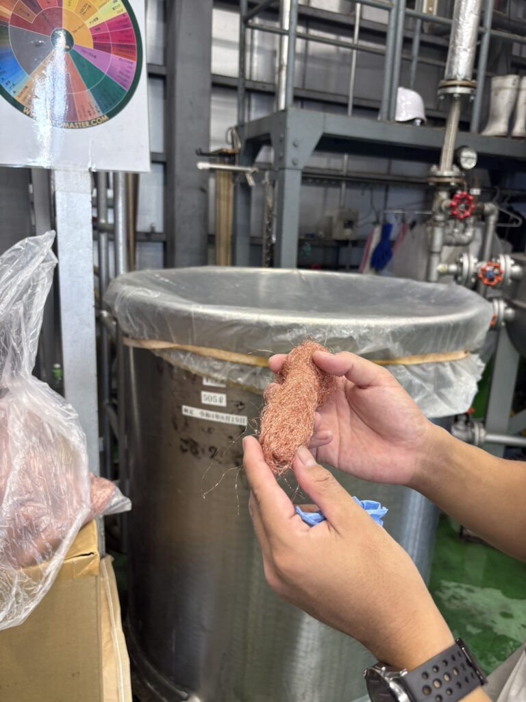 高藏蒸留所の再留器のネックに入る、211個の穴が開いた蓮根状の銅パーツ