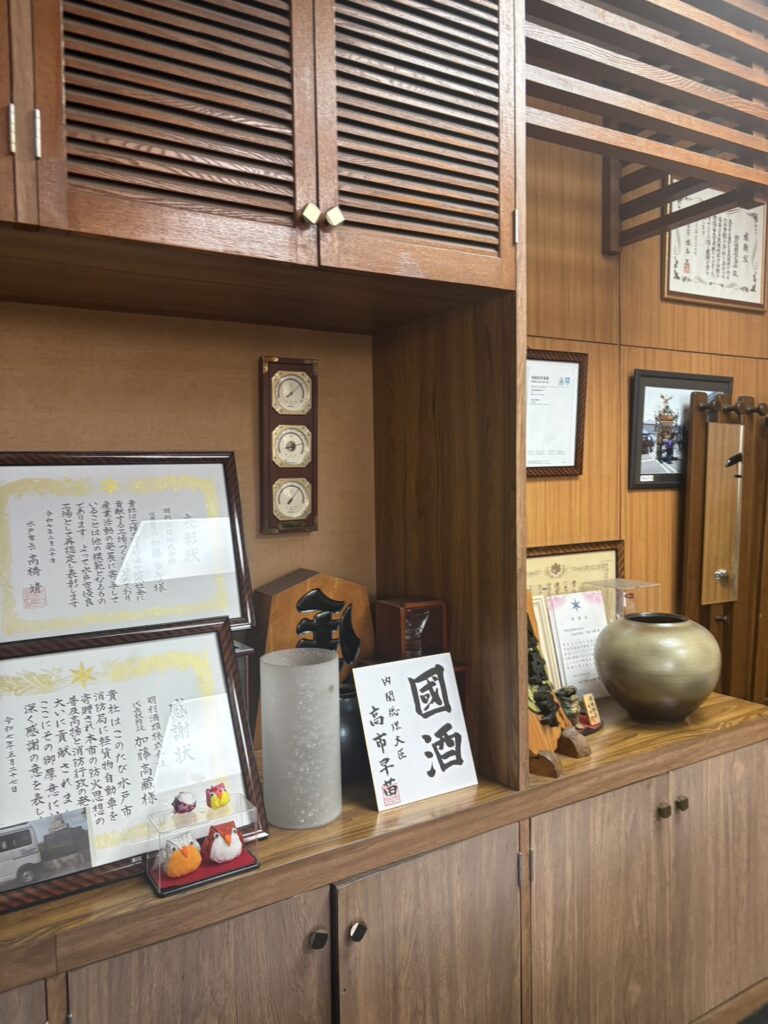 明利酒類の社長室で